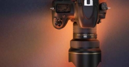 Nikon Kamera mit Blitzschuh - das silberne Element im Bild