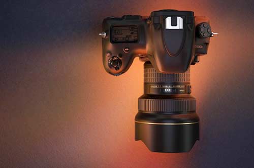 Nikon Kamera mit Blitzschuh - das silberne Element im Bild