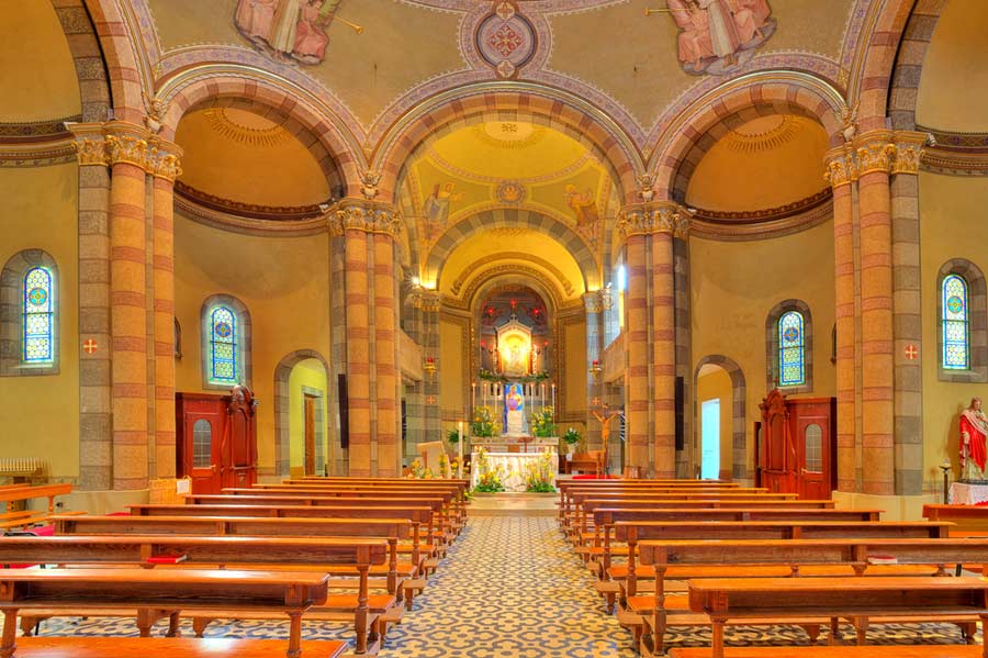 Kirche in Italien mit einer Belichtungsreihe aufgenommen (de.depositphotos.com)