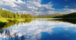 Fotomotive in den Bergen: ein klarer Bergsee (de.depositphotos.com)