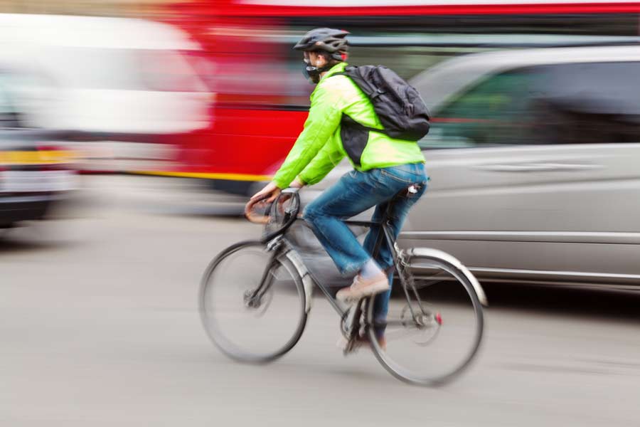 Fahrradfahrer mit Bewegungsunschärfe aufgenommen (de.depositphotos.com)