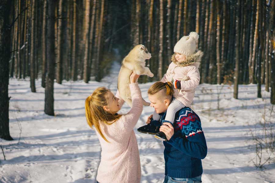 Familie mit Hund im verschneiten Wald (de.depositphotos.com) Familie mit Hund im verschneiten Wald (de.depositphotos.com)