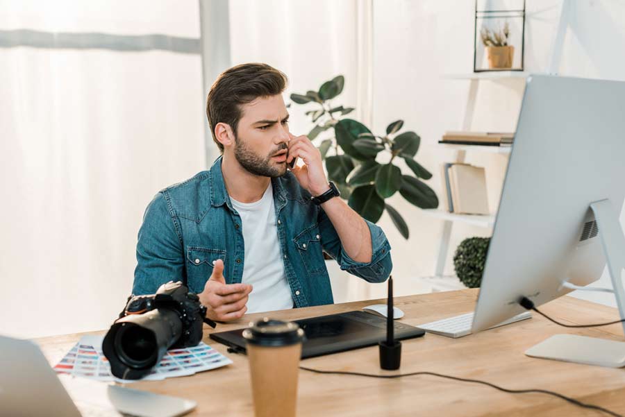 Fotograf bei Nachbearbeitung seiner Fotos am Computer (de.depositphotos.com) Fotograf bei Nachbearbeitung seiner Fotos am Computer (de.depositphotos.com)