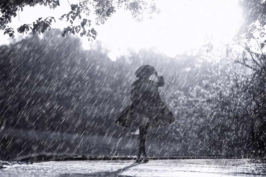 SChwarz Weiß Fotografieren im Regen - Mädchen im Sommerregen (de.depositphotos.com)