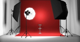 Fotostudio mit Beleuchtung und mit rotem Fotohintergrund (de.depositphotos.com)