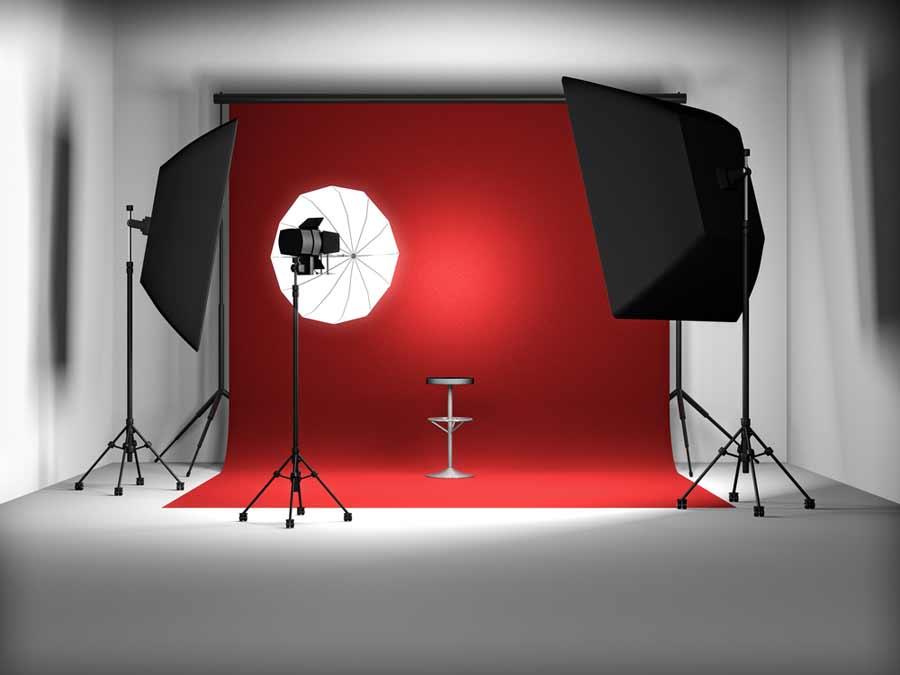 Fotostudio mit Beleuchtung und mit rotem Fotohintergrund (de.depositphotos.com)