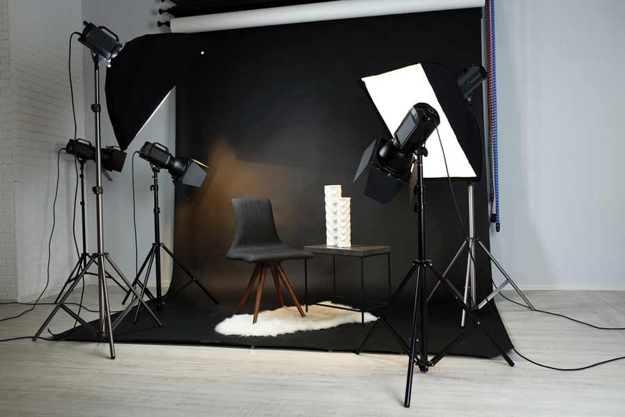 Fotostudio mit Beleuchtung und mit schwarzen Fotohintergrund (de.depositphotos.com)