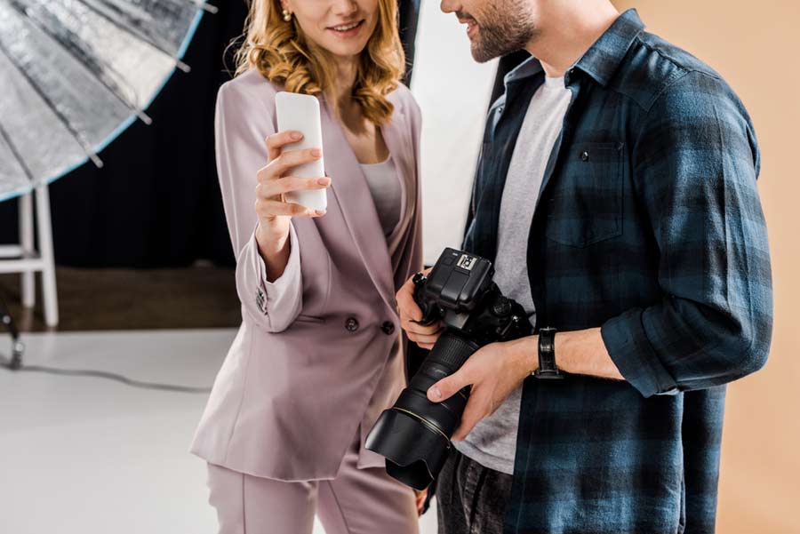 Im Fotostudio mit Smartphone und DSLR Kamera (de.depositphotos.com) Im Fotostudio mit Smartphone und DSLR Kamera (de.depositphotos.com)