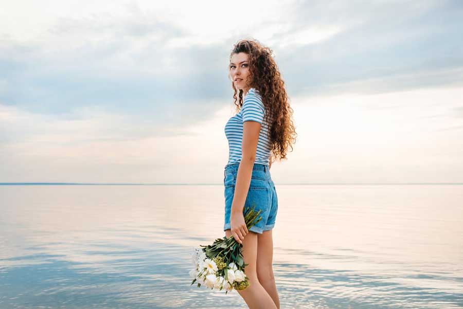 Frau am Meer am Strand (de.depositphotos.com)