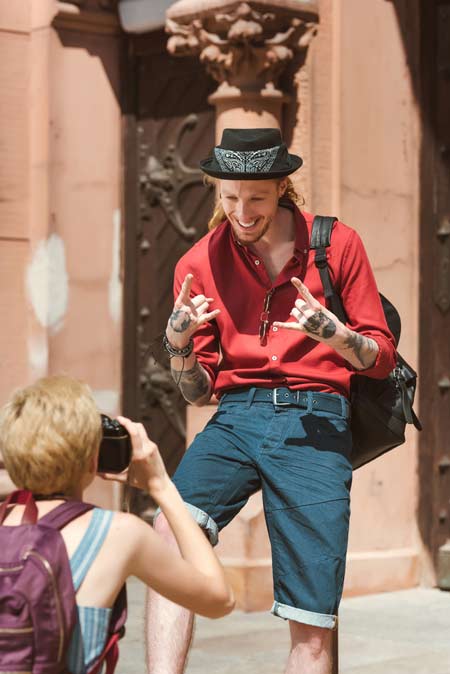 Frau fotografiert einen Mann mit Emotionen (de.depositphotos.com)