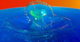 Gelber Tropfen fällt in blaues Wasser (de.depositphotos.com)