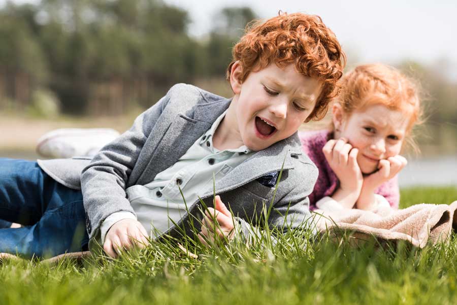 Kinderfoto Junge und Mädchen auf Wiese (de.depositphotos.com) Kinderfoto Junge und Mädchen auf Wiese (de.depositphotos.com)