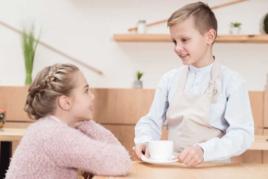 Kinderfotografie - Kinder - Beginn eines Rollenspiels im Fantasie-Café (de.depositphotos.com) Kinderfotografie - Kinder - Beginn eines Rollenspiels im Fantasie-Café (de.depositphotos.com)