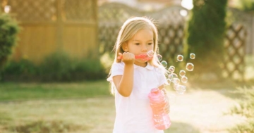 Kinderfotografie - Mädchen macht Seifenblasen (de.depositphotos.com)