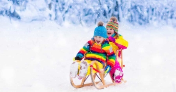 Kinder im Schnee auf dem Schlitten (de.depositphotos.com)