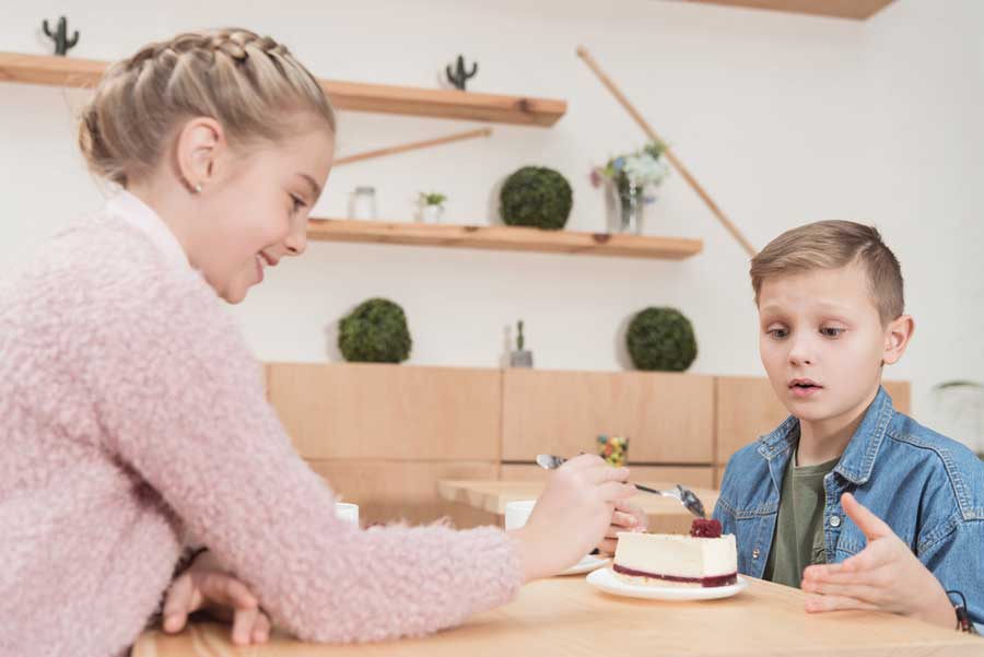 Kinderfotografie - Kinder im Rollenspiel Teil 3 mit Kuchen (de.depositphotos.com) Kinderfotografie - Kinder im Rollenspiel Teil 3 mit Kuchen (de.depositphotos.com)