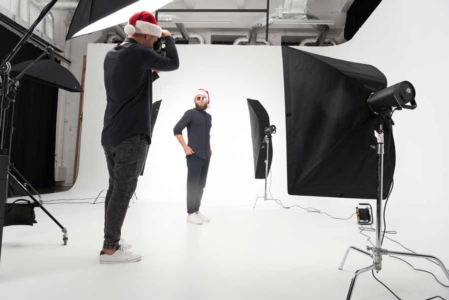 Männliches Model im Fotostudio mit Weihnachtsmütze (de.depositphotos.com) Männliches Model im Fotostudio mit Weihnachtsmütze (de.depositphotos.com)