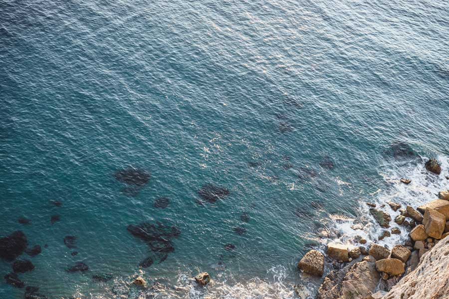 Foto vom Meer von einer Klippe aus (de.depositphotos.com)