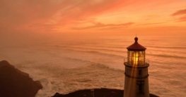 Leuchtturm am Meer im Sonnenuntergang (de.depositphotos.com)