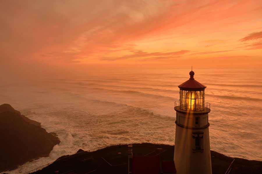 Leuchtturm am Meer im Sonnenuntergang (de.depositphotos.com)