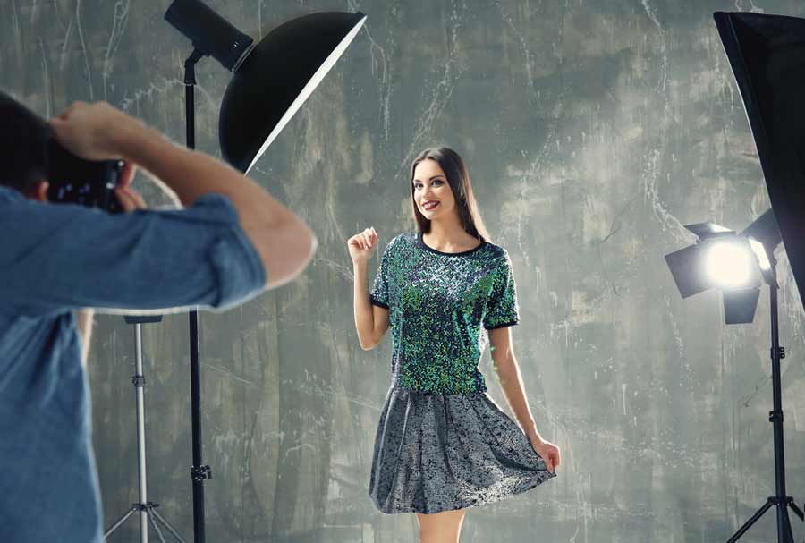 Model im Fotostudio vor Fotohintergrund (de.depositphotos.com)