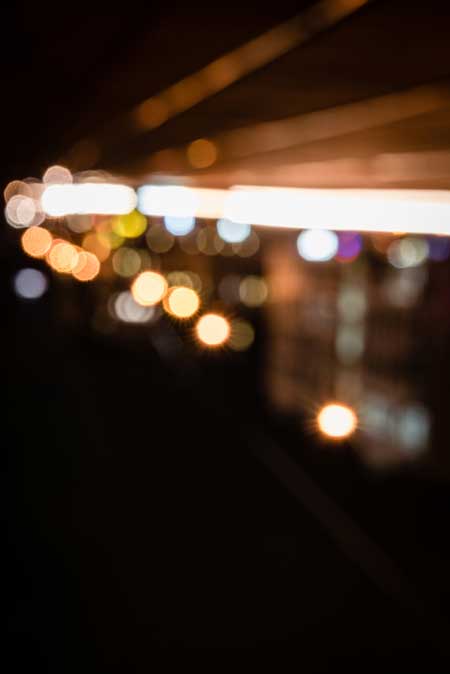 Nachtfotografie auf der Straße mit Lichtmalerei und Bokeh (de.depositphotos.com)