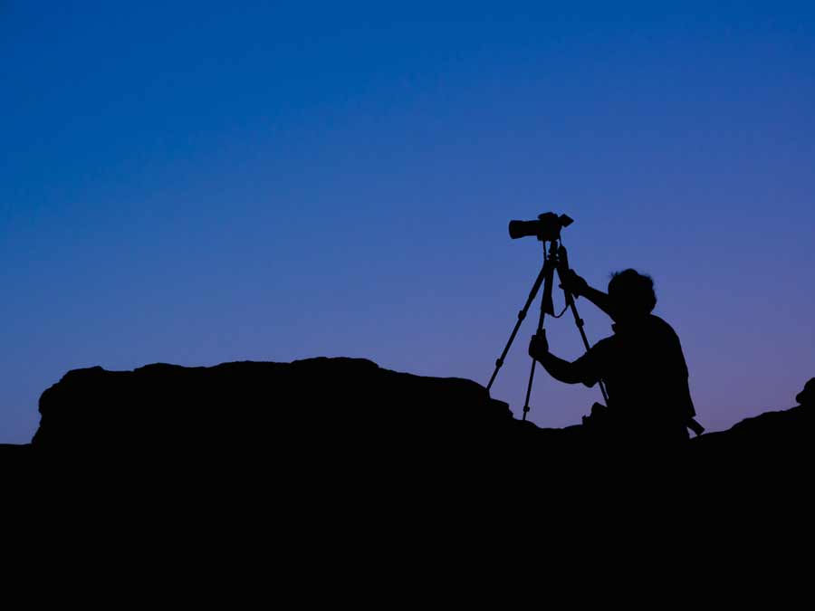 Nachtfotografie mit Stativ - Silhouette vom Fotograf (de.depositphotos.com)