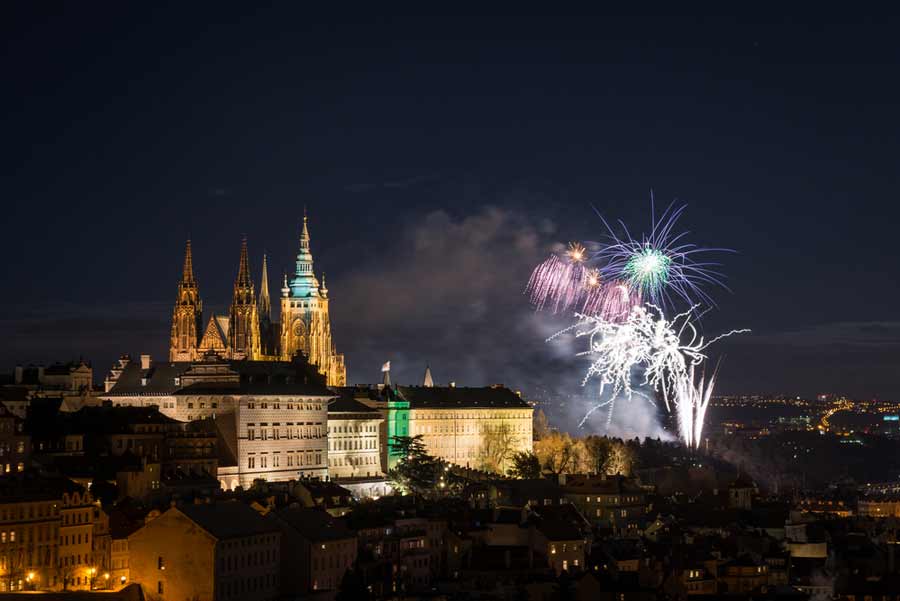 Prag bei Nacht mit Feuerwerk (de.depositphotos.com)
