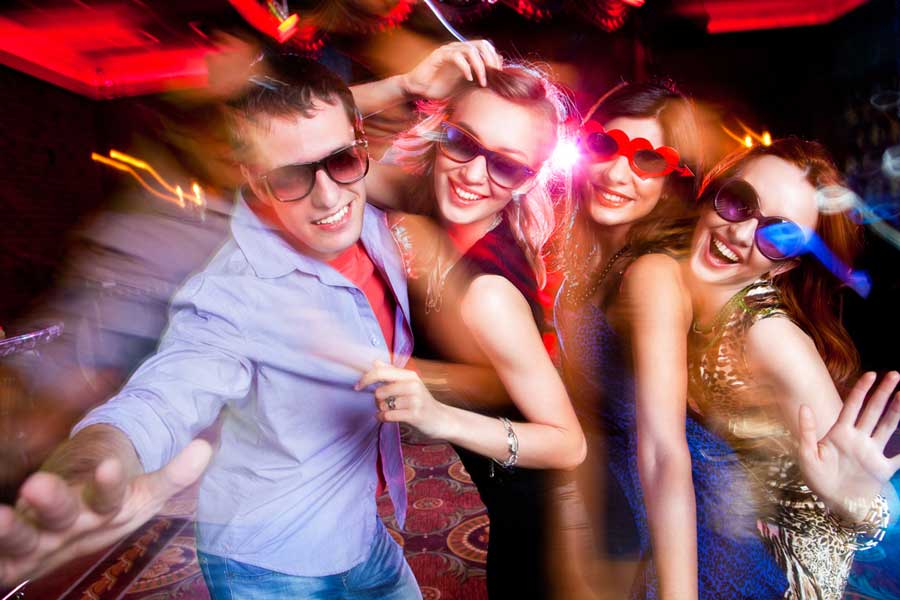 Bewegung auf Partyfotos in Unschärfe festhalten (de.depositphotos.com)