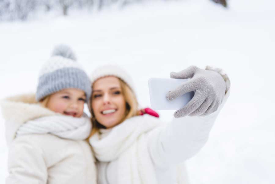 Smartphone-Fotografie im Schnee Kind und Mutter (de.depositphotos.com) Smartphone-Fotografie im Schnee Kind und Mutter (de.depositphotos.com)