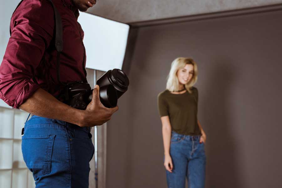 Hintergrund im Braun für Modefotos im Fotostudio (de.depositphotos.com)