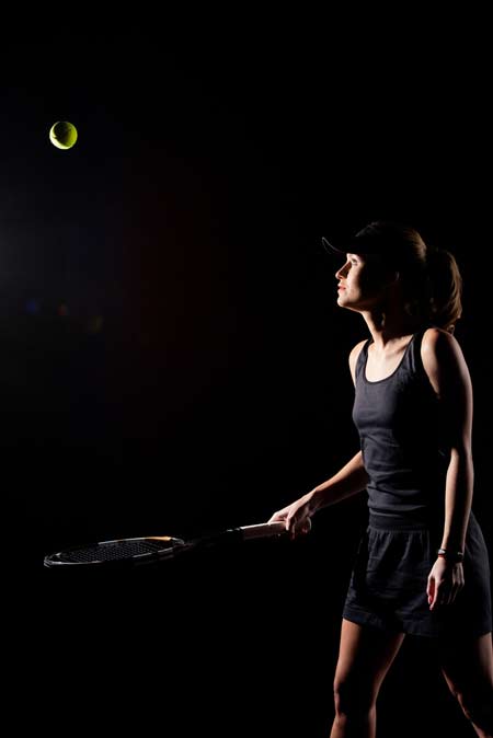 Sportfotografie einer Tennisspielerin - Spiel mit dem Licht (de.depositphotos.com)