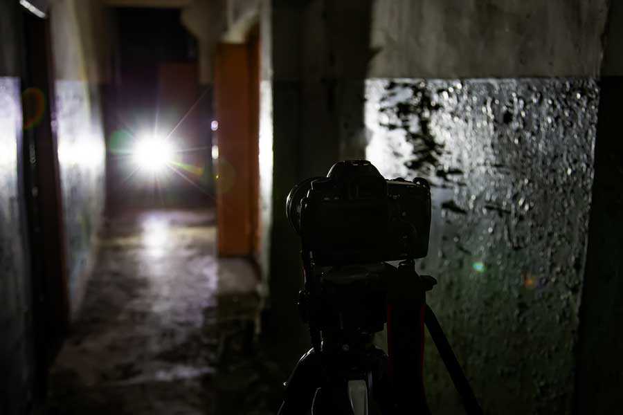 Urbex Fotografie - mit der richtigen Kamera und ein Stativ (de.depositphotos.com)