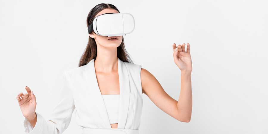 Frau mit VR Brille (de.depositphotos.com)