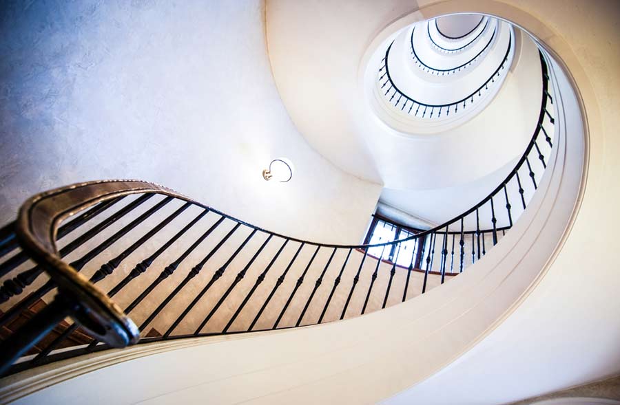 Architekturfotografie einer Wendeltreppe (de.depositphotos.com)