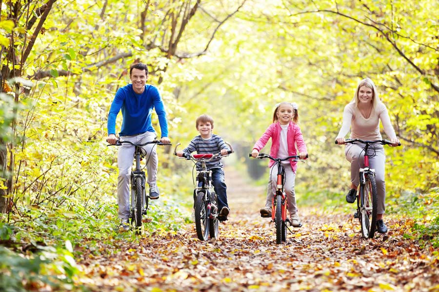 Familienfoto auf Fahrrad (de.depositphotos.com)