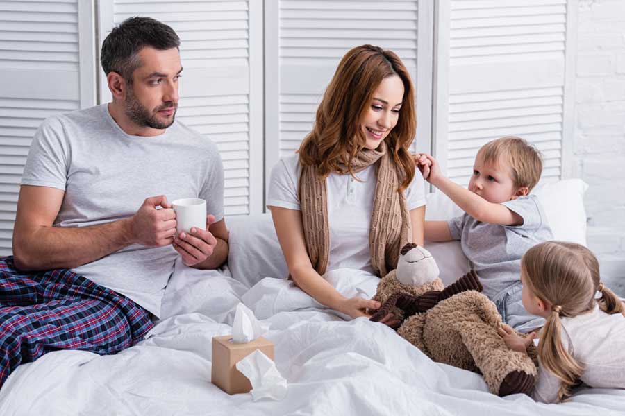 Familie mit Kindern morgens im Bett (de.depositphotos.com)