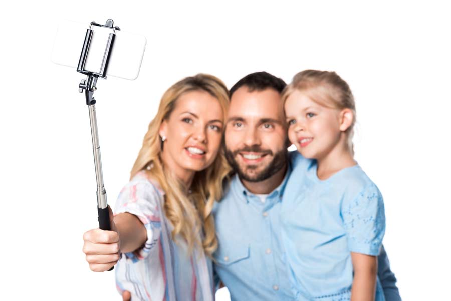 Familienfoto mit Selfie Stick (de.depositphotos.com)