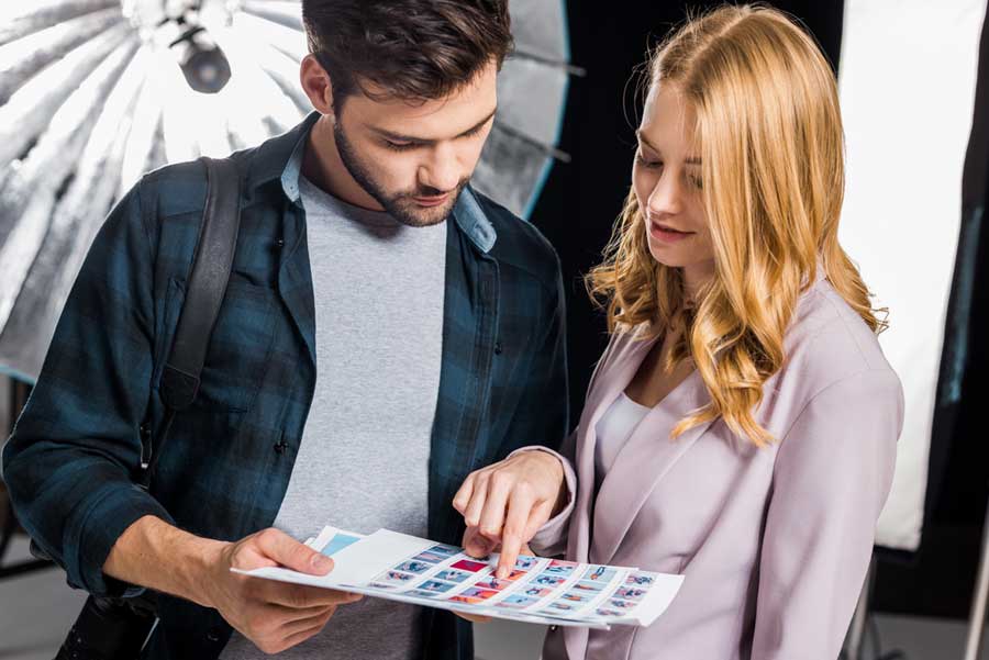 Fotoauswahl nach dem Shooting im Fotostudio (de.depositphotos.com)