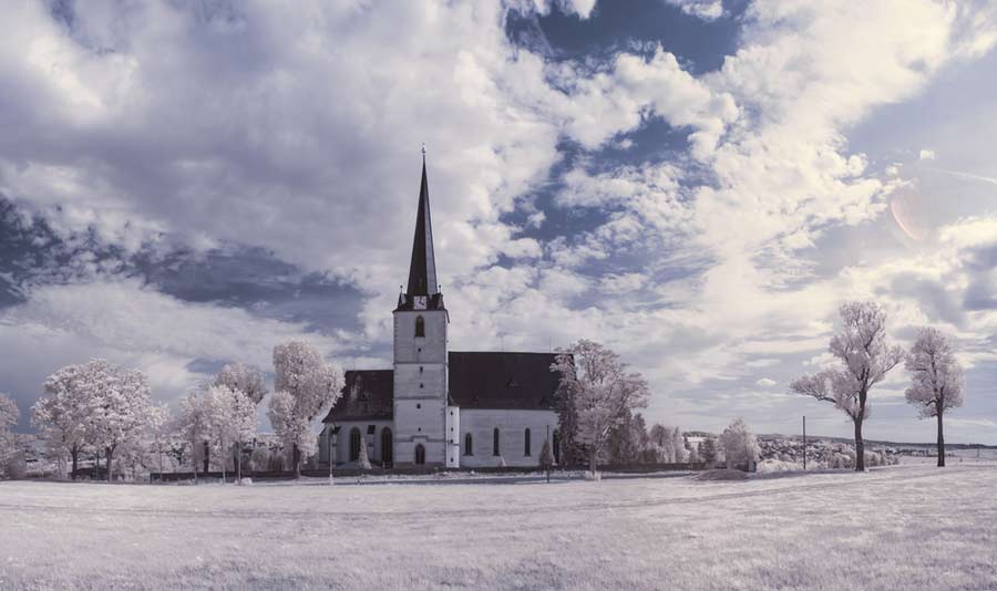 IR Fotografie einer Dorfkirche Infrarotfotografie (de.depositphotos.com)