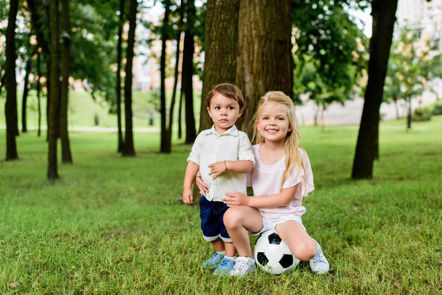 Kinderfotos im Wald mit Fußball (de.depositphotos.com) Kinderfotos im Wald mit Fußball (de.depositphotos.com)