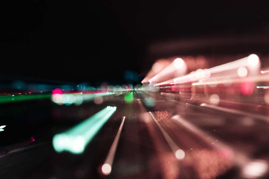 Langzeitbelichtung einer Straße vom Auto aus (de.depositphotos.com)