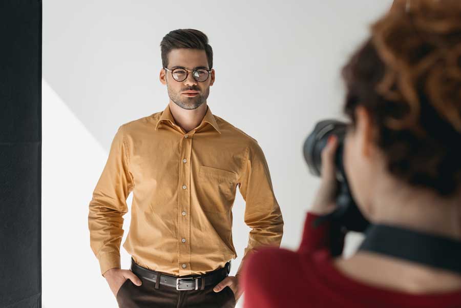 Porträtfoto von einem Mann im Fotostudio (de.depositphotos.com)