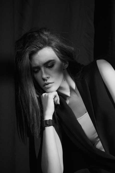 Frauenporträt als Schwarz-Weiß Fotografie im Studio (de.depositphotos.com)