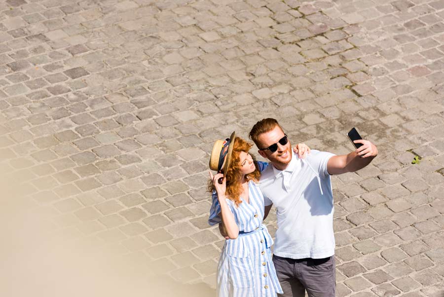 Ein Paar macht Smartphone Fotos (de.depositphotos.com)