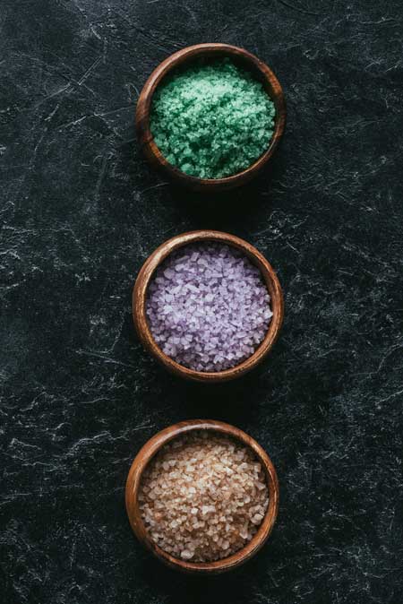 Meersalz in Schalen als Stillleben - modern angeordnet (de.depositphotos.com)