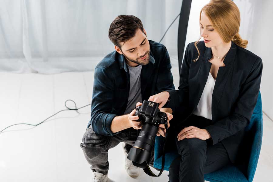 Bildercheck in der Kamera im Fotostudio (de.depositphotos.com)