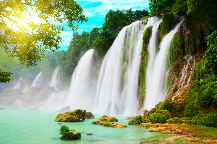 Wasserfall mit Langzeitbelichtung aufgenommen (de.depositphotos.com)