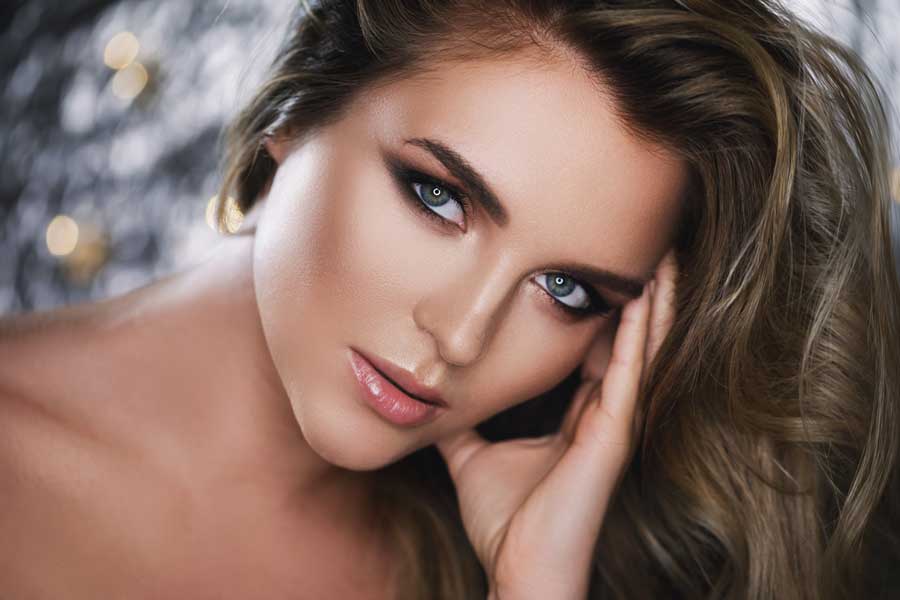 Porträt mit schönen Augen fotografieren mit leuchten Ring im Auge durch Ringblitz (de.depositphotos.com)