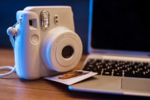 Moderne Sofortbildkamera Moderne Sofortbildkamera (de.depositphotos.com)